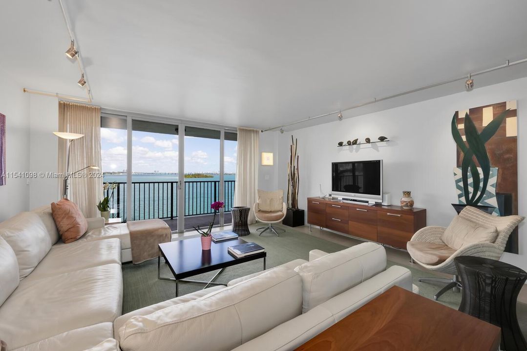 Recently Sold: $975,000 (2 beds, 2 baths, 1440 Square Feet)