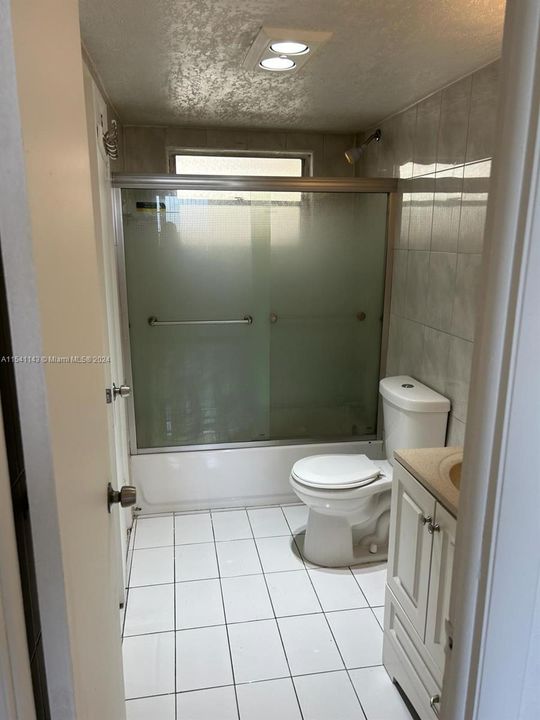 Active With Contract: $1,650 (1 beds, 1 baths, 840 Square Feet)