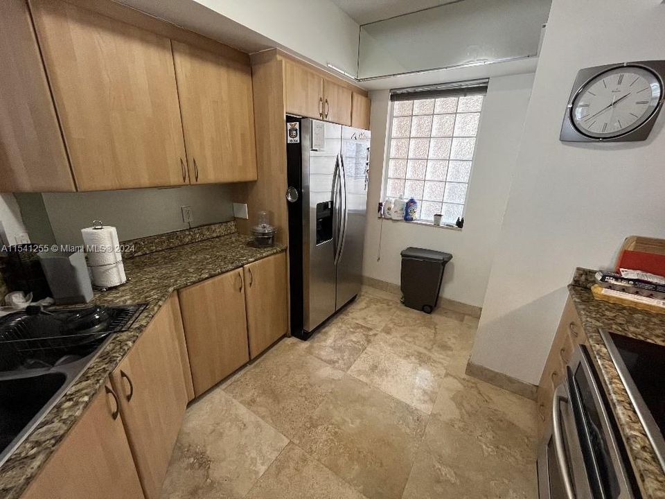 For Sale: $885,000 (2 beds, 2 baths, 940 Square Feet)