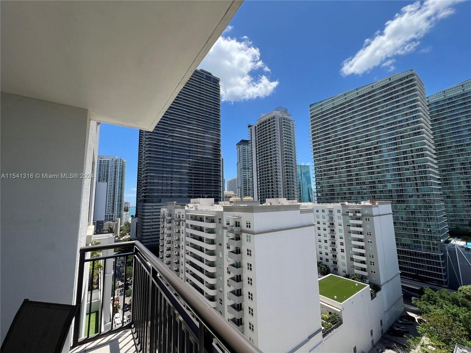 For Sale: $725,000 (2 beds, 2 baths, 1228 Square Feet)