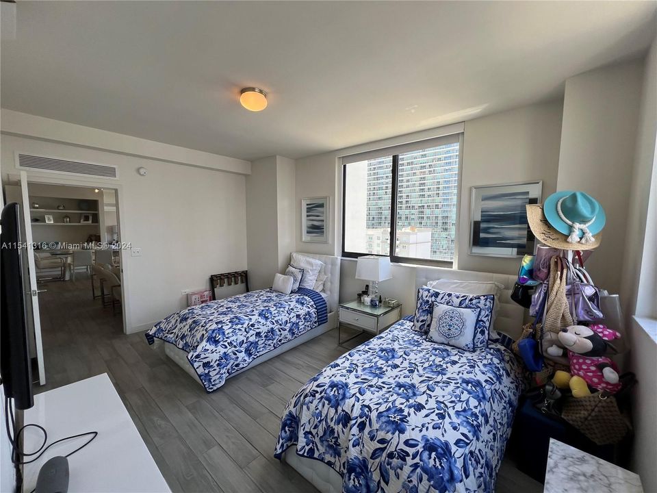 For Sale: $725,000 (2 beds, 2 baths, 1228 Square Feet)