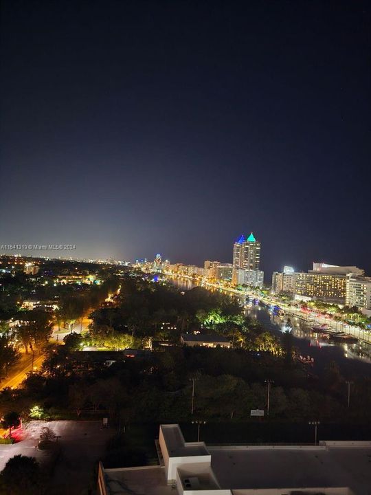 Recently Sold: $600,000 (2 beds, 2 baths, 1081 Square Feet)