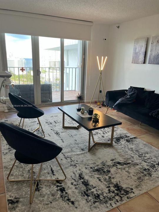 Recently Sold: $600,000 (2 beds, 2 baths, 1081 Square Feet)