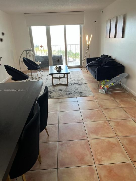 Recently Sold: $600,000 (2 beds, 2 baths, 1081 Square Feet)