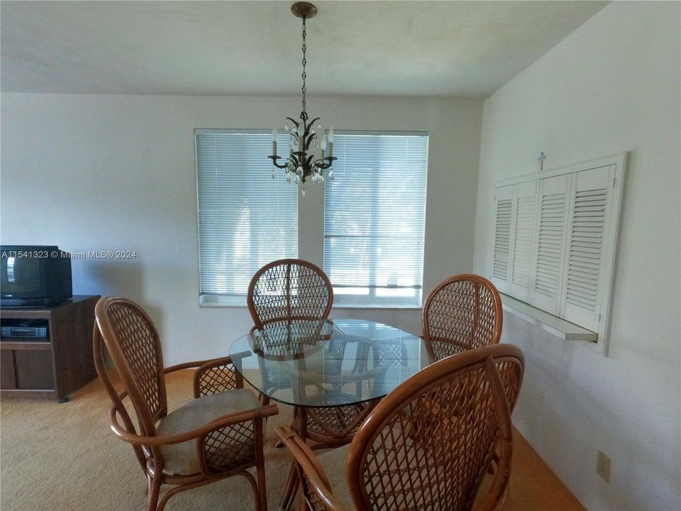 For Sale: $450,000 (1 beds, 1 baths, 725 Square Feet)