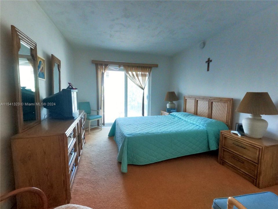 For Sale: $450,000 (1 beds, 1 baths, 725 Square Feet)