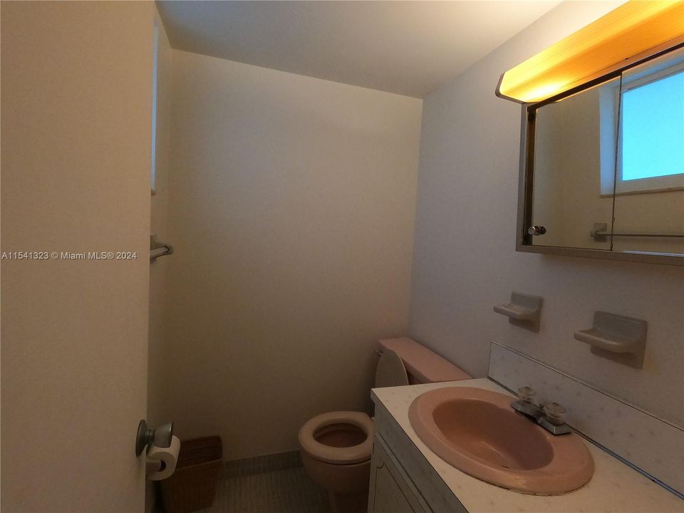 For Sale: $450,000 (1 beds, 1 baths, 725 Square Feet)