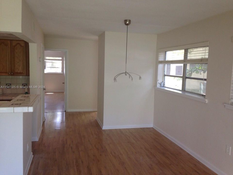 For Sale: $230,000 (1 beds, 1 baths, 635 Square Feet)