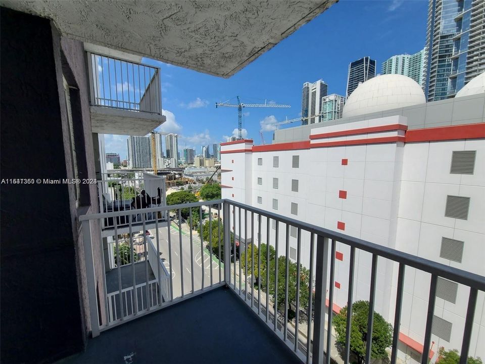 For Sale: $359,000 (2 beds, 2 baths, 927 Square Feet)