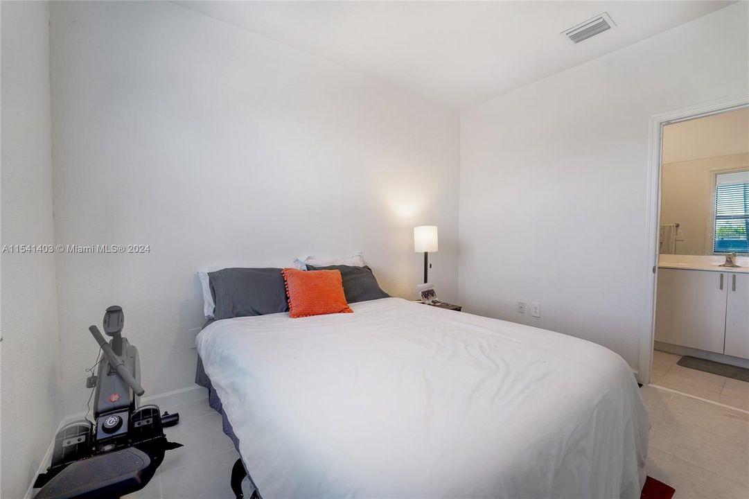 Recently Rented: $2,700 (3 beds, 3 baths, 1328 Square Feet)