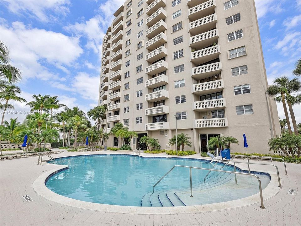 Active With Contract: $390,000 (1 beds, 1 baths, 910 Square Feet)