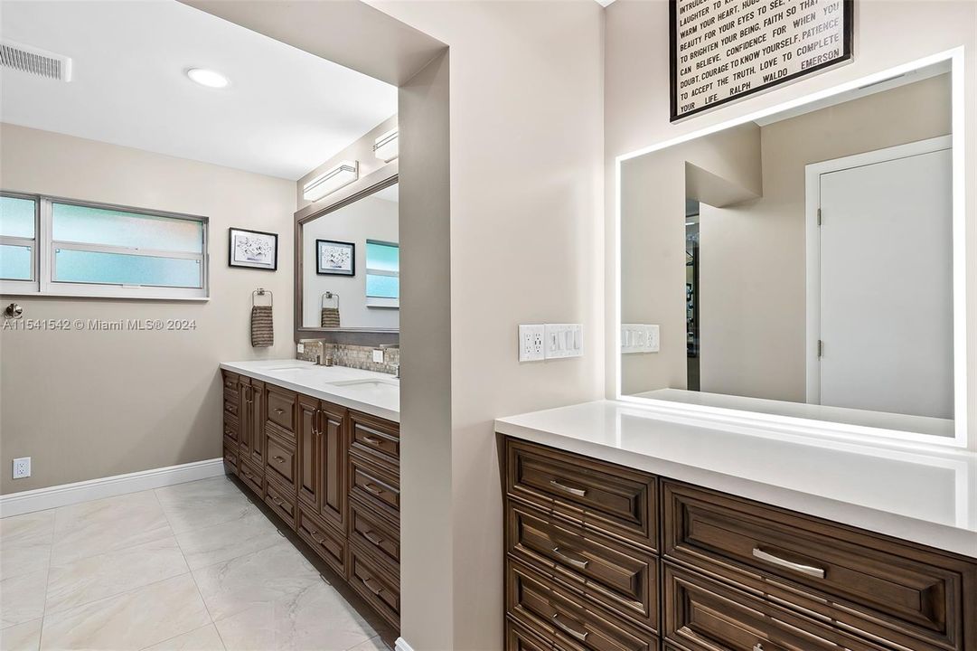 Vendido Recientemente: $970,000 (3 camas, 3 baños, 2771 Pies cuadrados)