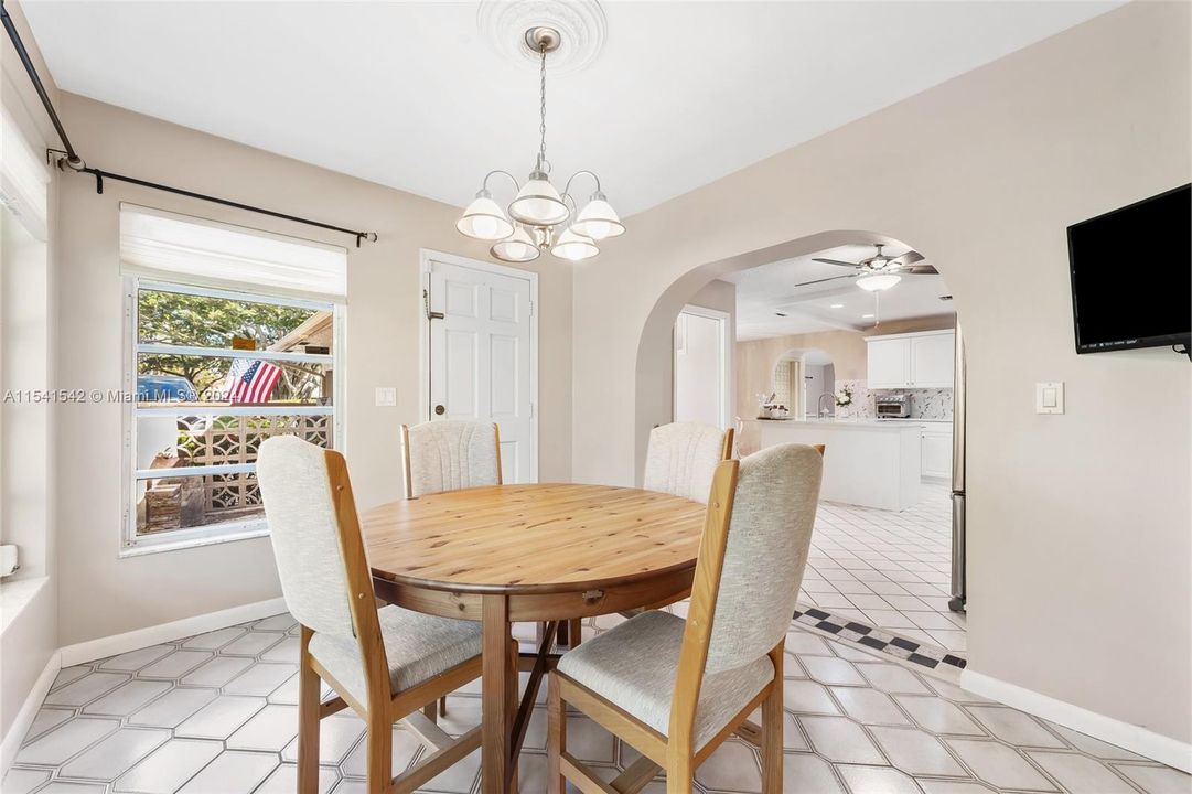 Vendido Recientemente: $970,000 (3 camas, 3 baños, 2771 Pies cuadrados)