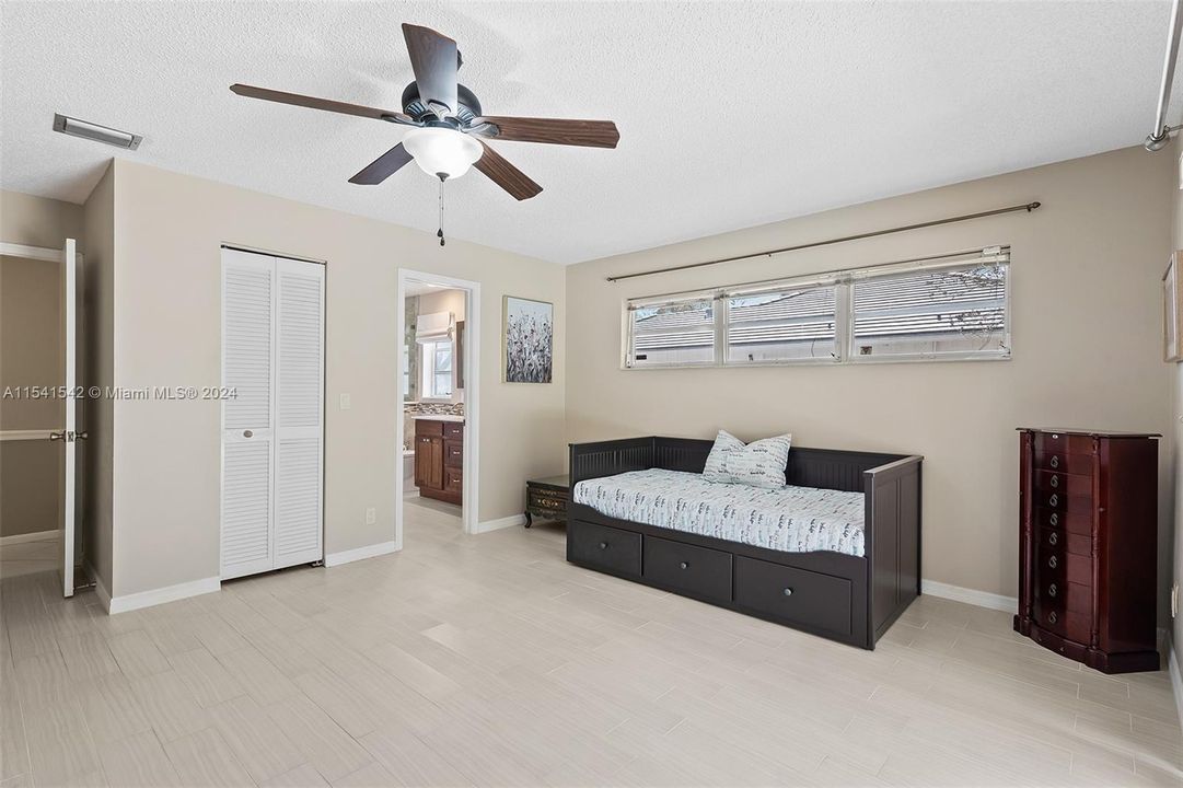 Vendido Recientemente: $970,000 (3 camas, 3 baños, 2771 Pies cuadrados)