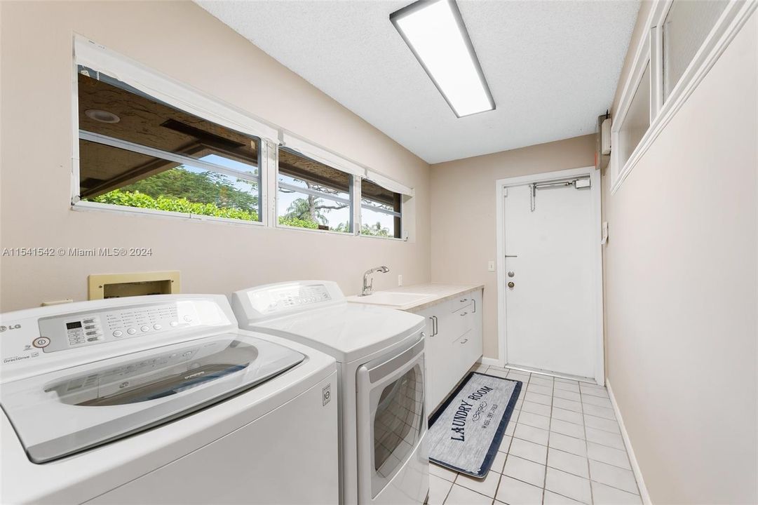 Vendido Recientemente: $970,000 (3 camas, 3 baños, 2771 Pies cuadrados)