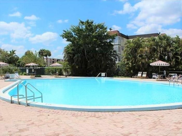 Recently Sold: $165,000 (1 beds, 1 baths, 960 Square Feet)