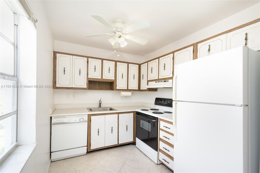 Active With Contract: $115,000 (2 beds, 2 baths, 907 Square Feet)