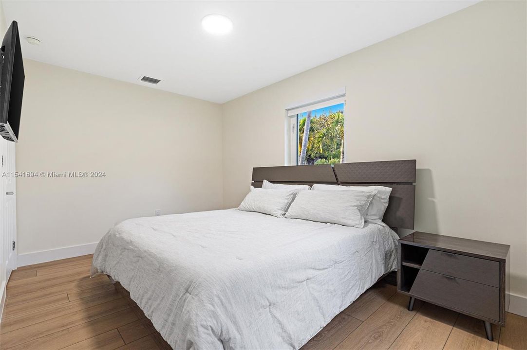 Active With Contract: $899,000 (3 beds, 2 baths, 1403 Square Feet)