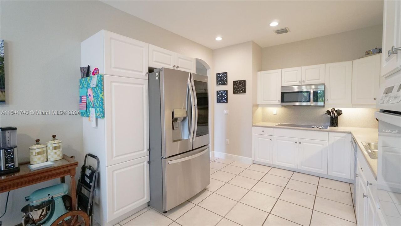 Active With Contract: $869,000 (3 beds, 3 baths, 2344 Square Feet)