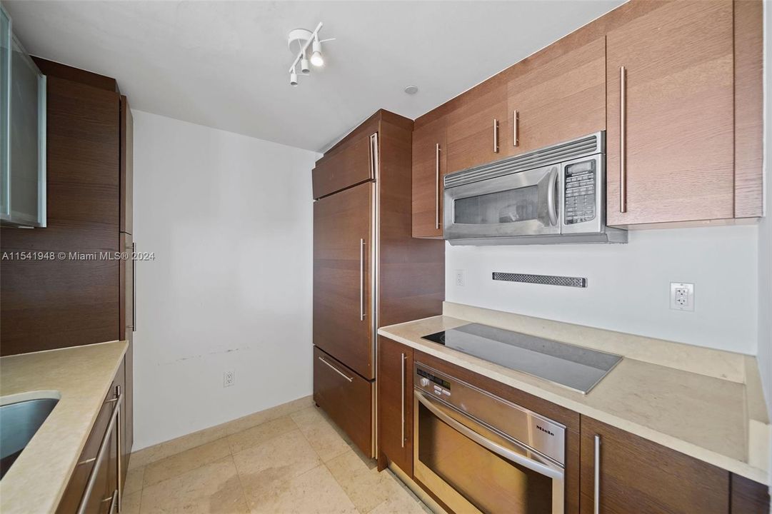 For Sale: $825,000 (1 beds, 1 baths, 851 Square Feet)