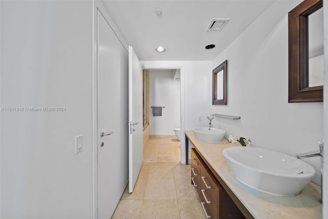 For Sale: $800,000 (1 beds, 1 baths, 851 Square Feet)