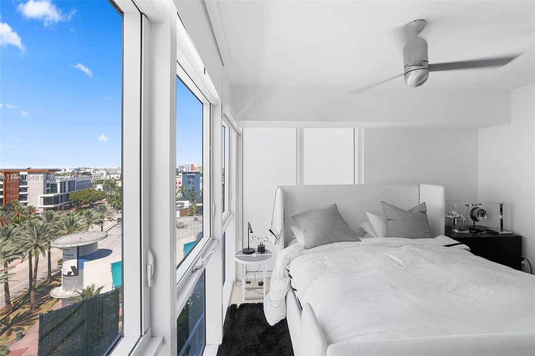 For Sale: $825,000 (1 beds, 1 baths, 851 Square Feet)