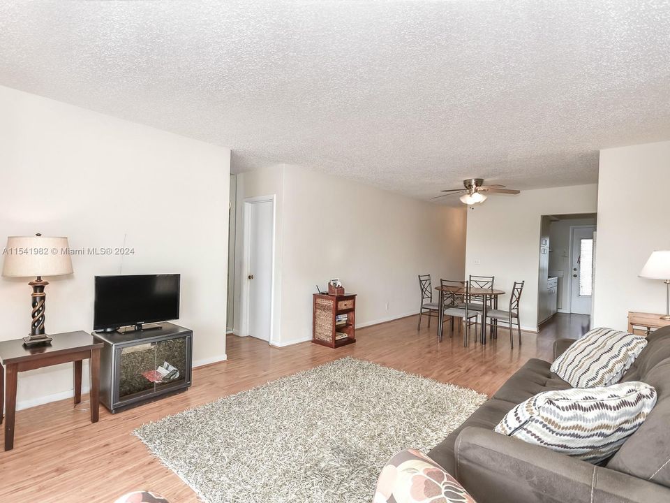 For Sale: $219,000 (1 beds, 1 baths, 709 Square Feet)