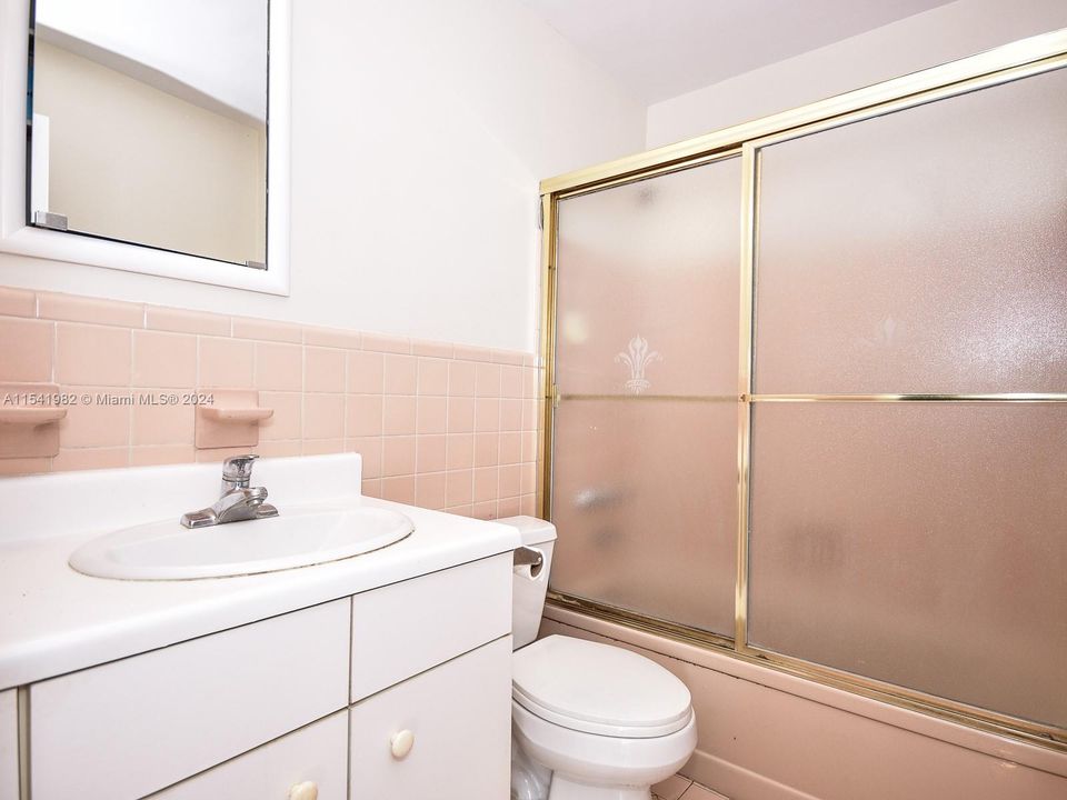 For Sale: $219,000 (1 beds, 1 baths, 709 Square Feet)