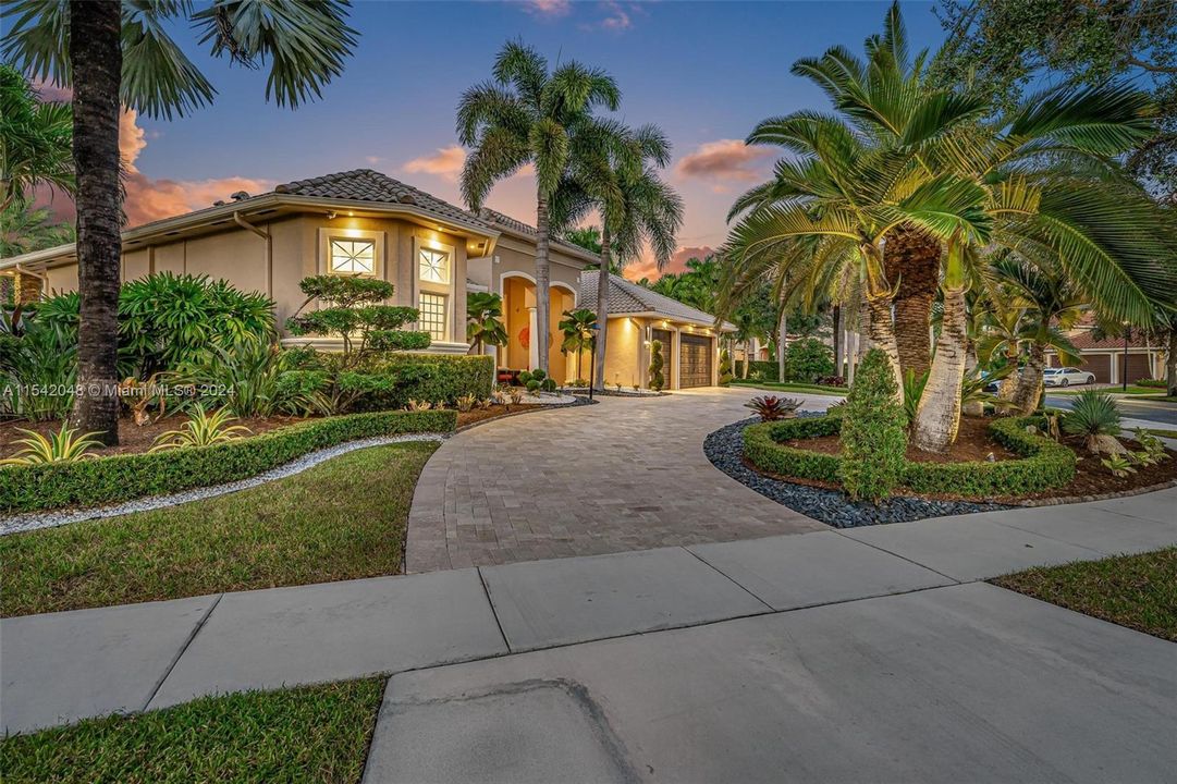 Recently Sold: $1,950,000 (5 beds, 3 baths, 3109 Square Feet)