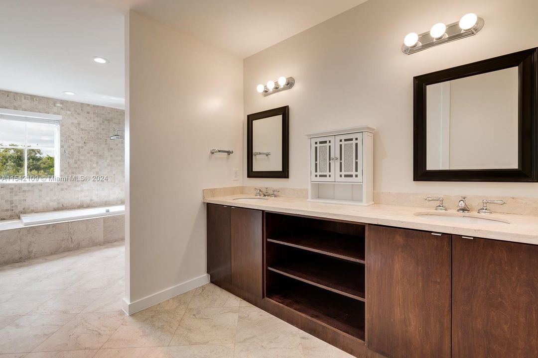 Recently Rented: $6,000 (3 beds, 3 baths, 2500 Square Feet)