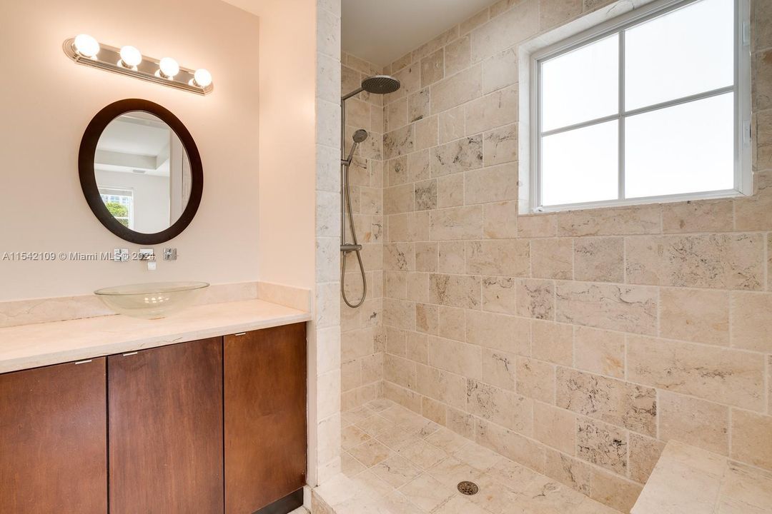 Recently Rented: $6,000 (3 beds, 3 baths, 2500 Square Feet)