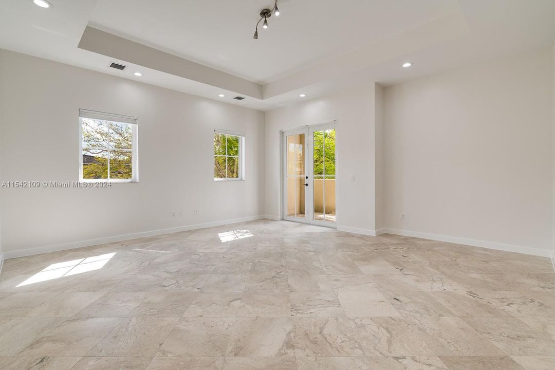 Recently Rented: $6,000 (3 beds, 3 baths, 2500 Square Feet)