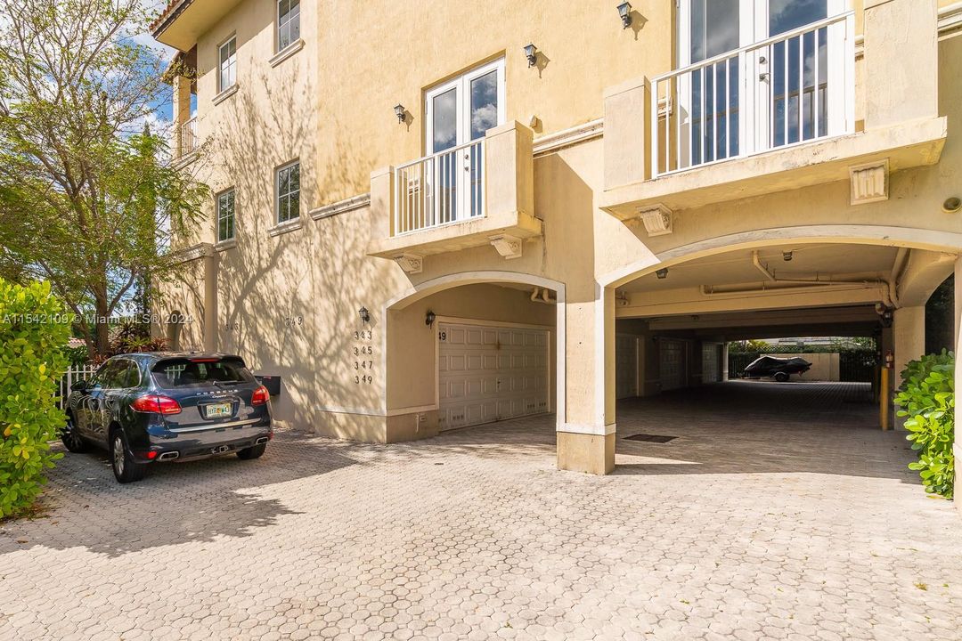 Recently Rented: $6,000 (3 beds, 3 baths, 2500 Square Feet)