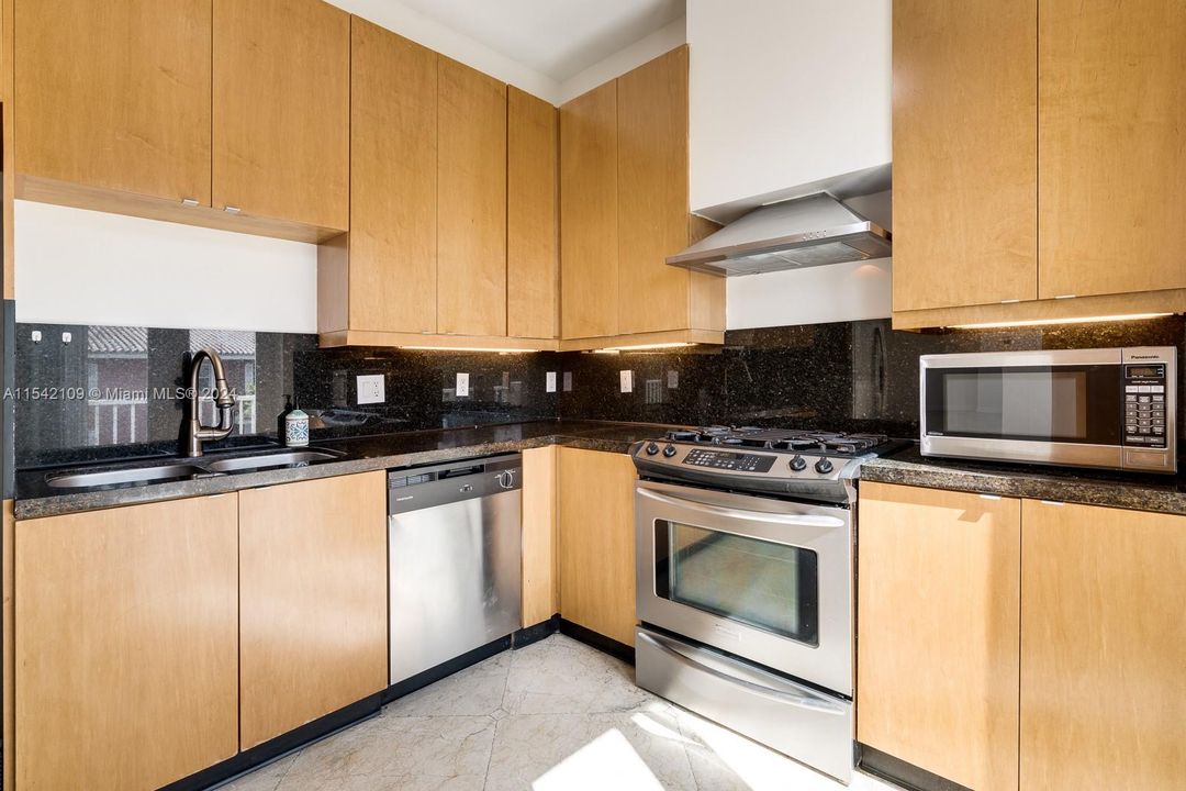 Recently Rented: $6,000 (3 beds, 3 baths, 2500 Square Feet)