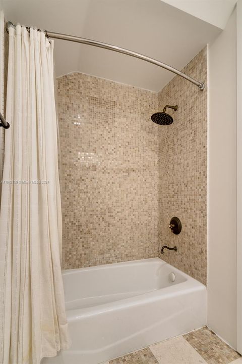 Recently Rented: $6,000 (3 beds, 3 baths, 2500 Square Feet)