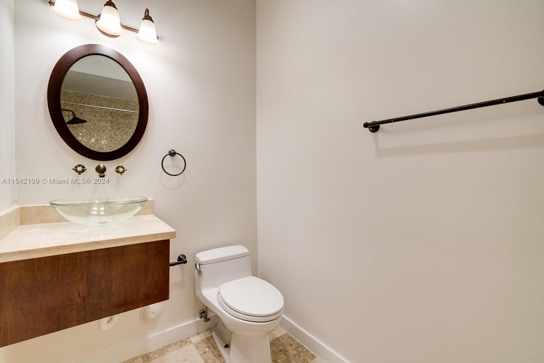 Recently Rented: $6,000 (3 beds, 3 baths, 2500 Square Feet)