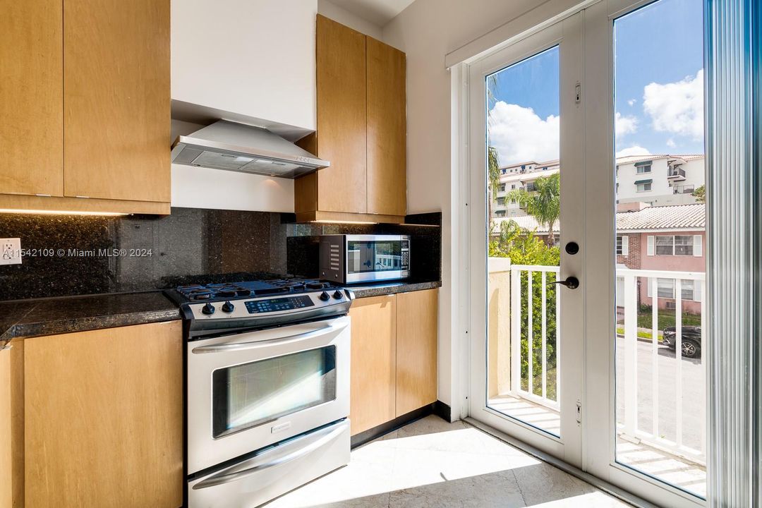 Recently Rented: $6,000 (3 beds, 3 baths, 2500 Square Feet)