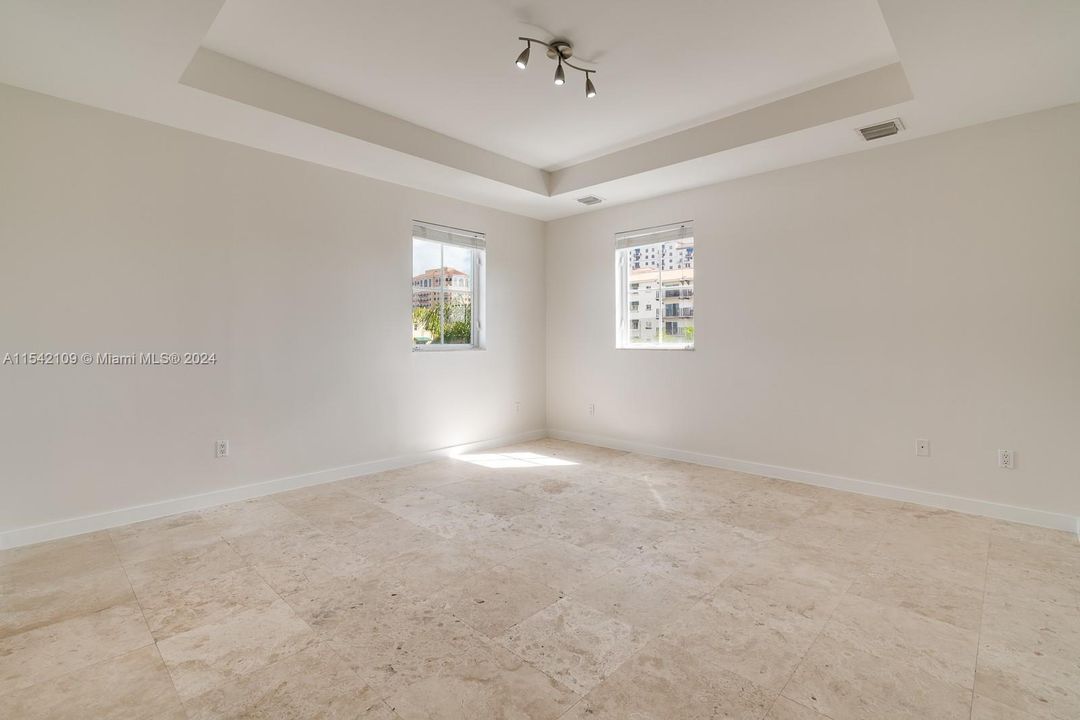 Recently Rented: $6,000 (3 beds, 3 baths, 2500 Square Feet)