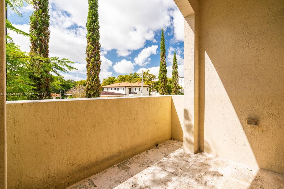 Recently Rented: $6,000 (3 beds, 3 baths, 2500 Square Feet)