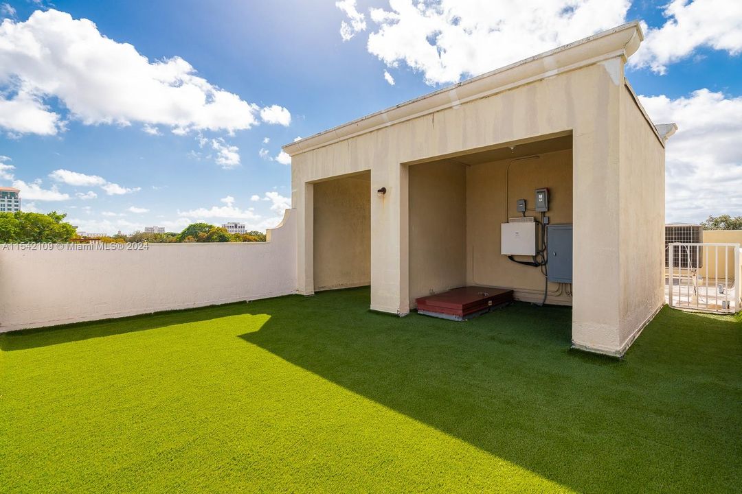 Recently Rented: $6,000 (3 beds, 3 baths, 2500 Square Feet)