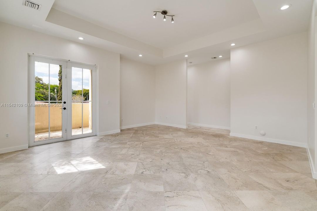 Recently Rented: $6,000 (3 beds, 3 baths, 2500 Square Feet)