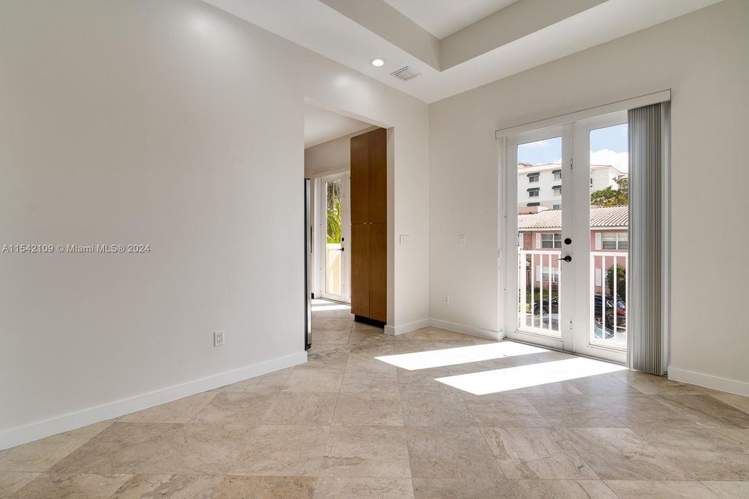 Recently Rented: $6,000 (3 beds, 3 baths, 2500 Square Feet)