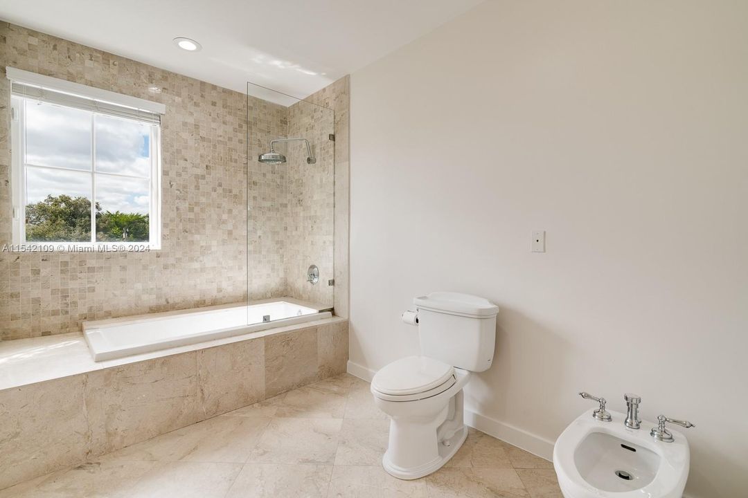 Recently Rented: $6,000 (3 beds, 3 baths, 2500 Square Feet)