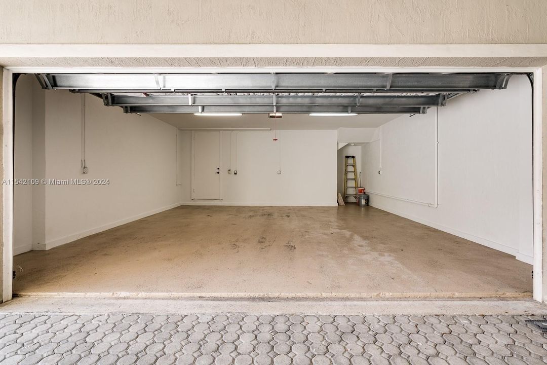 Recently Rented: $6,000 (3 beds, 3 baths, 2500 Square Feet)