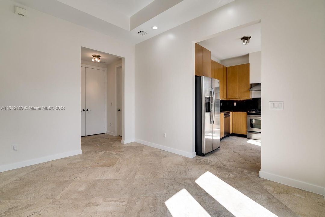 Recently Rented: $6,000 (3 beds, 3 baths, 2500 Square Feet)