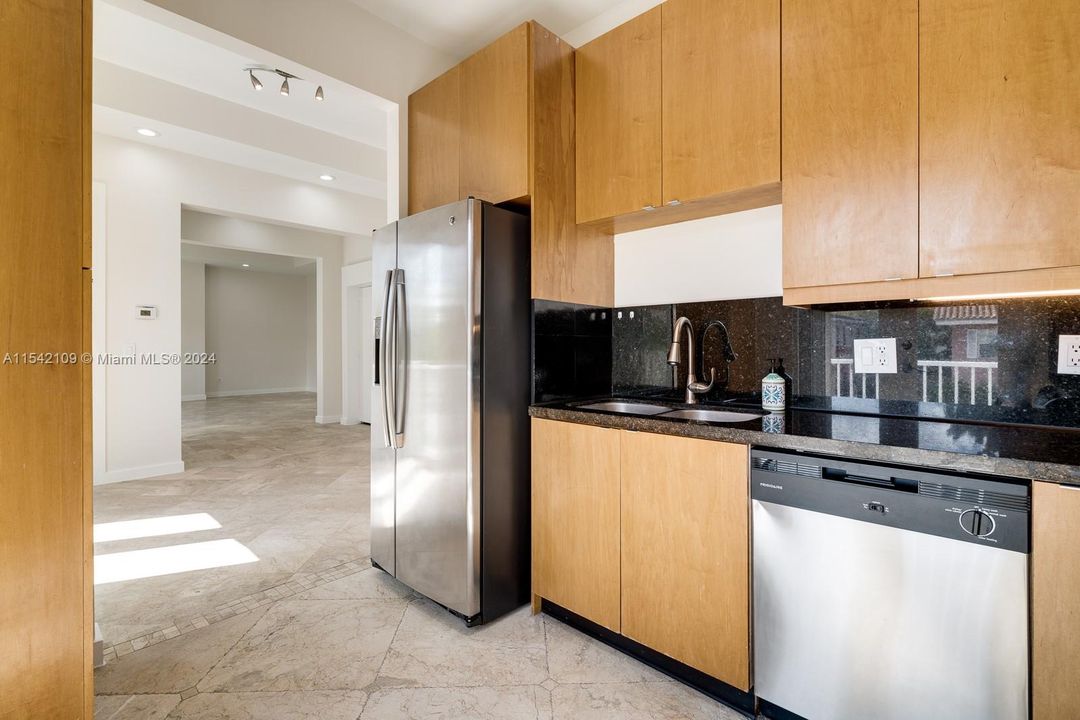 Recently Rented: $6,000 (3 beds, 3 baths, 2500 Square Feet)