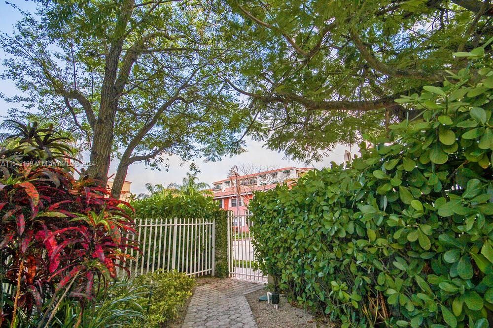 Recently Rented: $6,000 (3 beds, 3 baths, 2500 Square Feet)