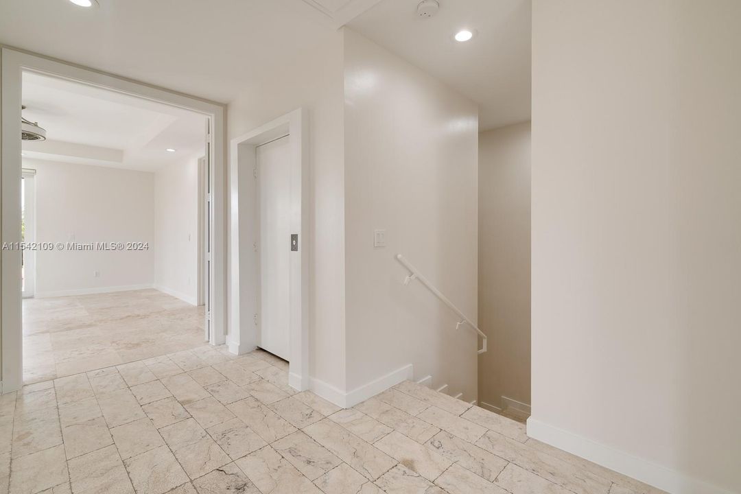 Recently Rented: $6,000 (3 beds, 3 baths, 2500 Square Feet)