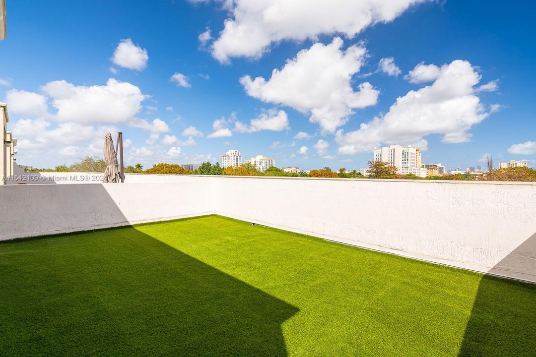 Recently Rented: $6,000 (3 beds, 3 baths, 2500 Square Feet)