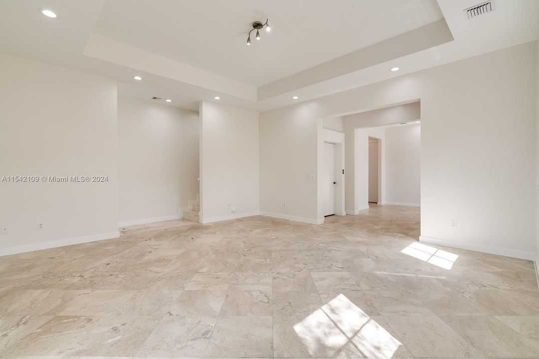 Recently Rented: $6,000 (3 beds, 3 baths, 2500 Square Feet)